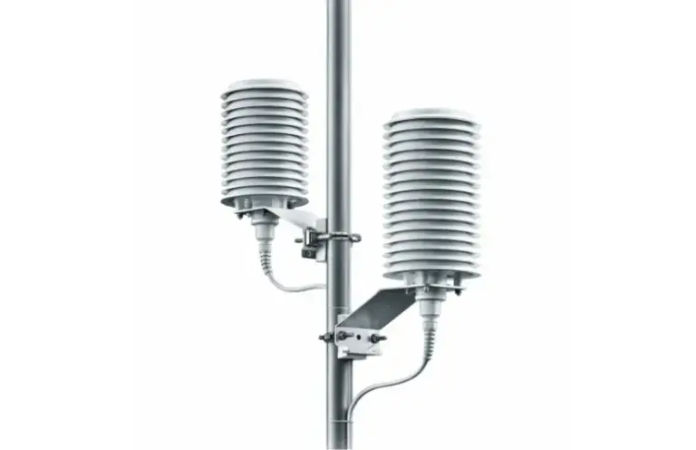 Termo-higrômetros outdoor com escudos de radiação solar tipo multi-pratos para medição de temperatura e umidade em estação meteorológica.