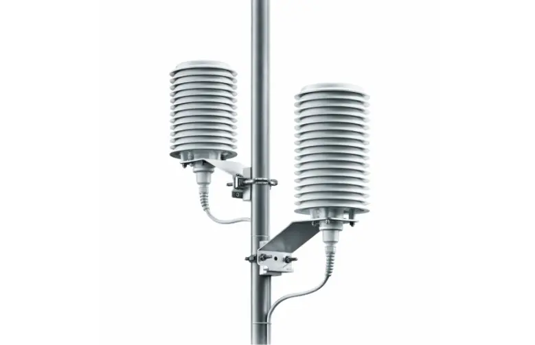 Termo-higrômetros outdoor com escudos de radiação solar tipo multi-pratos para medição de temperatura e umidade em estação meteorológica.