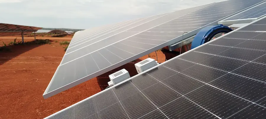 Célula de referência solar instalada em módulos fotovoltaicos para medição de irradiância no plano dos painéis (POA).