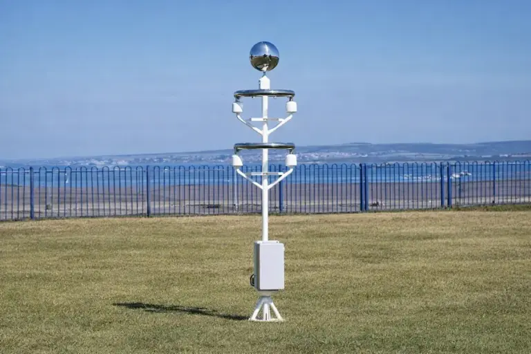 Detector de raios instalado em área aberta para monitoramento de descargas atmosféricas e atividade elétrica em tempo real.