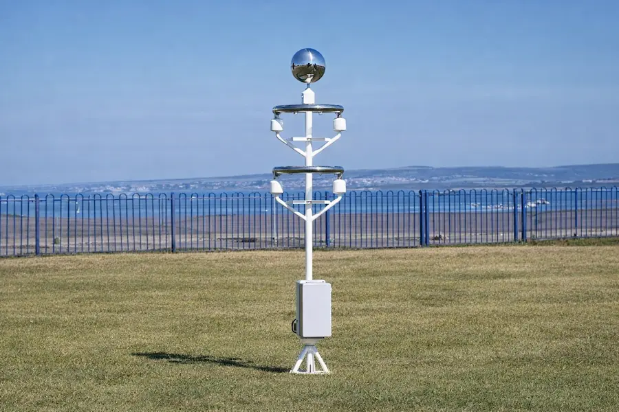 Detector de raios instalado em área aberta para monitoramento de descargas atmosféricas e atividade elétrica em tempo real.