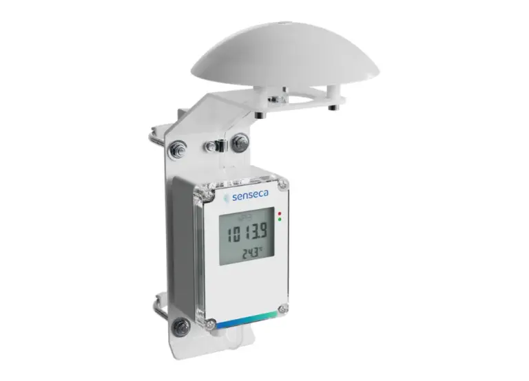 Barômetro digital meteorológico instalado em suporte metálico, utilizado para medição precisa da pressão atmosférica em estações meteorológicas conforme recomendações da WMO