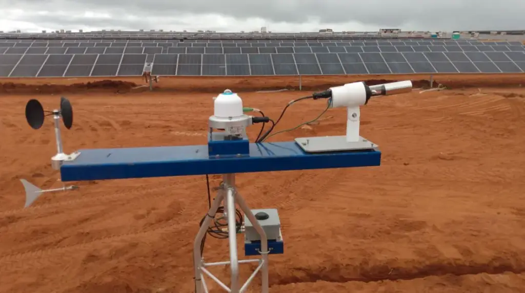 Estação solarimétrica instalada em usina fotovoltaica de geração centralizada, equipada com piranômetro, anemômetro e sensores meteorológicos para monitoramento de irradiância solar, vento e condições ambientais.