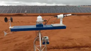 Estação solarimétrica instalada em usina fotovoltaica de geração centralizada, equipada com piranômetro, anemômetro e sensores meteorológicos para monitoramento de irradiância solar, vento e condições ambientais.