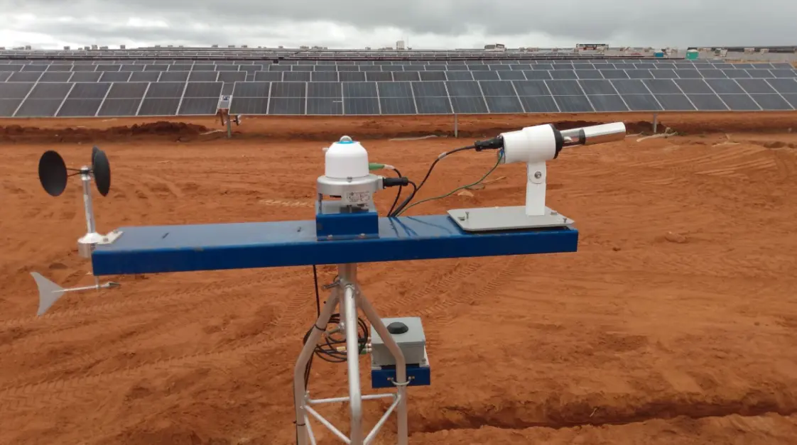 Estação solarimétrica instalada em usina fotovoltaica de geração centralizada, equipada com piranômetro, anemômetro e sensores meteorológicos para monitoramento de irradiância solar, vento e condições ambientais.